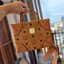 M.C.M SOFT BERLIN CROSSBODY BAG กระเป๋าสะพายดีไซน์ใหม่ ทรงกล่องคลาสสิคที่ดัดแปลงให้ดูนุ่มนวลและทันสมัย ใช้งานได้สะดวกคล่องตัวมากขึ้น ด้วยสายสะพายครอสบอดี้ วัสดุหนังแคนวาสคุณภาพดี เปิด-ปิดด้วยตัวล็อคแน่นหนา ภายในโล่งกว้าง มีช่องซิปให้ 1 ช่อง ใบนี้ถอด