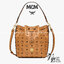 หนังแท้ M.C.M Essential Visetos Original Drawstring Small Cognac / M.C.M Aren Drawstring Bag in Visetos Original กระเป๋าสะพายทรง bucket ขนาดน่าใช้ ภายในเป็นช่องโล่งกว้าง จุของได้เยอะ งานหนังแท้ทั้งใบ ใต้กระเป๋ามีหมุดรองฐานอย่างดี ช่วยถนอมกระเป๋า สายสะพายส