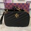 Tory Burch KIRA CHEVRON SMALL CAMERA BAG รุ่น Kira Chevron Small Camera Bag ตอบโจทย์คุณสาวๆ ได้อย่างละมุ่น สวยมาแต่ไกล ลุคหรูดูมีสไตล์ ดีไซน์เรียบหรู แต่ดูไฮไม่เบา..เพิ่มลวดลายด้วยการเย็บเย็บบนหนังเป็นลายเส้น (Chevron) ตกแต่งสายสะพายด้วยพู่ห้อยเกร๋ๆ สายยา