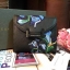 BEST SELLER! CHARLES & KEITH Peforated Wallet กระเป๋าสตางค์ใบสั้นพับ3ตอนรุ่นยอดนิยมวัสดุหนัง Saffiano สีดำประดับลายดอกไม้ Van Goh คลาสสิค ดีไซน์สวยเก๋ไม่ซ้ำใคร ด้านหน้าปั้มโลโก้เปิดปิดด้วยกระดุมเเม่เหล็ก ภายในมีช่องซิปสำหรับใส่เหรียญ หัวซิปปั้มโลโก้ มีช่อ