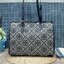 Tory Burch Small T Monogram Tote / TORY BURCH Shopper Tote Bag 32cm ใบใหญ่ กระเป๋าทรงโท้ท รุ่นใหม่ Square Tote ตกแต่งขอบด้วยหนังหรู มาพร้อมช่องเก็บของที่จุของได้มากมาย และสายจับกระเป๋าที่สามารถสะพายขึ้นไหล่ เหมาะสำหรับการใช้งานหลากหลายรูปแบบ รังสรรค์ลงบนก
