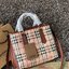 Burberry Medium title tote bag กระเป๋าทำงานดีไซน์สวย เป็นกระเป๋า Tote ที่ออกแบบมาเพื่อให้เหมาะกับการใช้งานของสาวออฟฟิต ที่สามารถจัดของให้เป็นให้ระเบียบ เพราะมีหลายช่องรวมถึงช่องซิป ที่สาทารถช่วยให้แยกของให้เป็นระเบียบและหยิบใช้ได้ง่ายขึ้น ลวดลาย Vintage C