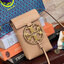 ของแท้ 💯% TORY BURCH MILLER METAL PHONE CROSSBODY อีกหนึ่งกระเป๋าใส่มือถือรุ่นฮิตที่เชื่อว่าหลาย ๆ คนต้องเคยเห็นผ่าน ๆ ตามาอย่างแน่นอน