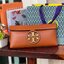 Tory burch Miller Metal clutch กระเป๋าคลัทช์ดีไซน์เรียบหรูออกแบบมาได้อย่างลงตัว ด้วยรูปทรงที่สวยงามและทันสมัย จากแบรนด์ Tory Burch ขนาดกำลังดี สามารถใส่กระเป๋าสตางค์หรือเครื่องสำอางค์ได้ตามขนาดกระเป๋า ในเรื่องของดีไซน์และอะไหล่สีทองดูแมทช์กันดีกับกระเป๋า 