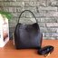 คอลเลคชั่นขายดี มากี่รอบๆ ก็หมดไวทุกรอบ!! TORY BURCH MCGRAW MINI BUCKET BAG กระเป๋าสะพาย และ ถือ คล้องแขน ทรงถัง สะพายได้ 2 ทรง ผลิตจากหนังแท้ หนังลูกวัว หนังนุ่ม หนังหอม น้ำหนักเบามากกก!! หนังลื่น นิ่มสวยมากๆ!! ด้านหน้าประดับโลโก้แบรนด์ ภายในโล่งกว้าง มี