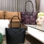 GUESS PRINTED FLOWERS SHOPPER BAG (SIZE L) กระเป๋าสะพายทรง TOTE หนังสวยอยู่ทรง ใบใหญ่กำลังดี น้ำหนักเบา ด้านหน้าประดับโลโก้แบรนด์ พร้อมโซ่ เปิดปิดด้วยซิป ภายในกว้างจุได้เยอะ แบ่งช่องเป็นสัดส่วน ใส่ A4 ได้ มีช่องซิป และช่องเล็ก มากับราคาสุดคุ้มค่ะ