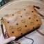 M.C.M MILLIE TOP ZIP CROSSBODY IN VISETOS รุ่นหายากที่สาวๆตามหา เพราะดีไซน์ยูนิค เรียบแต่มีดีเทลความหรู ๆ กระเป๋าสะพายที่มาพร้อมสาย 2 แบบ สายโซ่คล้องไหล่ คล้องแขน และสายหนัง crossbody ให้ปนับใช้ได้ตามใจชอบ วัสดุหนังแคนวาสคุณภาพดี ใช้งานง่ายด้วยซิป ใส่โทรศ
