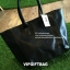 GIVENCHY TOTE BAG สินค้าพรีเมี่ยมจากน้ำหอม GIVENCHYแท้ 100%ทรงสุด HOT!! ขนาดกำลังดี หูยาวสายสามารถสะพายขึ้นไหล่เก๋ๆ เหมาะสำหรับทุกวัน ทำจากหนัง PU อย่างดี น้ำหนักเบา ด้านหน้าติดแผ่นหนังปั๊มGIVENCHY เรียบๆแต่มีระดับ ซับในด้วยผ้าสกรีนลายโลโก้ทั้งใบ ปิดปากกร