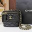 พรีเมี่ยมกิ๊ฟแท้ 100% 】Chanel Mini Clutch Bag With Chain VIP Gift With Purchase (GWP) กระเป๋าสะพายพรีเมี่ยมกิ้ฟทรงเหลี่ยมขนาดมินิสุดน่ารักดีไซน์สุดฮิตหนังเรียบสวยอยู่ทรงเปิดปิดด้วยซิปคู่สะดวกใช้ ด้านหน้าประดับโลโก้แบรนด์อะไหล่ทอง