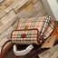 Burberry london kelly bag vintage with strap Gift Bag เป็นขนาดที่พอเหมาะกับการใช้ในชีวิตประจำวัน รูปทรงคลาสสิกที่ไม่ทิ้งในเรื่องของคุณสมบัติการใช้งานลวดลาย Vintage Check ที่ถือว่าเป็นสัญลักษณ์อันเก่าแก่ของแบรนด์ เสริมทุกสไตล์การแต่งตัวได้แบบไม่มีตกยุค พร้