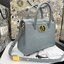 หนังแท้ DIOR Medium ST Honore Tote Collection Fall/Winter 2020-2021 มาในรูปแบบกระเป๋าทรงสี่เหลี่ยมที่ได้มาตรฐาน ทำจากหนังลูกวัว (Calfskin) ลายเกรน ซึ่งสื่อถึงความหรูหราได้อย่างลงตัว ตัวด้ามจับ มีการเย็บเข้าด้านในของกระเป๋าเพื่อเพิ่มความแข็งแรงทนทาน ด้านหน