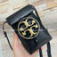 OUTLET 】TORY BURCH MILLER METAL PHONE CROSSBODY อีกหนึ่งกระเป๋าใส่มือถือรุ่นฮิตที่เชื่อว่าหลาย ๆ คนต้องเคยเห็นผ่าน ๆ ตามาอย่างแน่นอน กับแบรนด์ Tory Burch ดีไซน์กระเป๋าทรงฝาพับแม่เหล็กใช้งานง่าย มาพร้อมดีเทล Logo แบรนด์โดดเด่นสีทองตัดกับหนังแกะสีดำ ดูหรูดู
