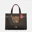 OUTLET 】COACH C6921 DEMPSEY CARRYALL IN SIGNATURE CANVAS WITH SOUVENIR SKYLINE APPLE ใหม่ล่าสุด จัดใหญ่ให้ไปเลย!! กระเป๋าทรงโท้ทไซส์ใหญ่กำลังสวย ใส่ของได้แบบจุๆ โดดเด่นด้วยโลโก้สุดหรู วัสดุหนังแคนวาสคุณภาพดีสลับหนัง pepble ภายในกระเป๋าเป็นช่องโล่ง ใส่ของส