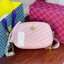 Tory Burch KIRA CHEVRON SMALL CAMERA BAG สาว ๆ ลุคคุณหนูไม่ควรพลาด Collection นี้เลยนะคะ เพราะ Kira Chevron เป็นรุ่นที่ตอบโจทย์และครองใจสาว ๆ ได้อย่างแท้จริง เนื่องจากมีดีไซน์เรียบหรู โดยใช้เทคนิคการเย็บบนหนังเป็นลายเส้น (Chevron) ทำให้กระเป๋าดูมีราคามากย