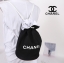 CHANEL VIP BEAUTE AUTHENTIC CANVAS DUFFLE BAG VIP Gift With Purchase รุ่น Limited Edition จาก Chanel Beaute ของแท้นำเข้าจากเคาเตอร์ต่างประเทศ วัสดุ Canvas เนื้อหนาภายในบุด้วย 100% Polyester สกรีนโลโก้แบรนด์ เปิดปิดแบบ Drawstring ใส่ ipad mini เครื่องสำอาง