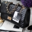 🛍ทางร้าน ได้กระเป๋า จากแบรนด์ KEEP รุ่น KEEP shoulder chevron chain handbag สวย หรู มากๆ เลยน๊า กระเป๋าอยู่ทรง หนังแกะนิ่มมากคะ สายโซ่สะพายสบายคะ สายปรับ สั้น ยาวได้คะ ภายในสีแดง มีช่องใส่ของจิกจิงหลายช่องแบ่งเก็บของเป็นสัดส่วนมากๆคะ ใบจริงสวยมาก 