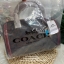COACH ZOE BARREL SATCHEL IN SIGNATURE BAG กระเป๋าถือ/สะพายข้าง วัสดุหนังแกะแท้อย่างดี ลาย C ทั้งใบ ด้านหน้าห้อยอะไหล่กุญแจแบรนด์+พวงหนังแบรนด์ เพิ่มความหรู เปิดปิดกระเป๋าแบบซิปคู่ ภายในกว้างใส่ของได้จุ มีช่องโล่งใส่ของจุกจิกให้ ซับในบุผ้ากึ่งกำมะหยี่อย่าง