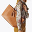 Tory burch mcgraw tote Bag หากเอ่ยถึงกระเป๋าทรง Tote Bag ที่สามารถบรรจุของได้หลากหลาย อีกทั้งยังมีดีไซน์อันเป็นเอกลักษณ์ Tory Burch เองเป็นอีกแบรนด์หนึ่งที่มีหลายตัวเลือกให้สาวๆได้หยิบชม แนะนำสำหรับรุ่น mcgraw แบบสาวๆที่ชอบใบใหญ่ใส่ของได้แบบจุใจ มีสายกระเ