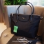 Prada crossbody & handbag กระเป๋าถือหรือสะพาย วัสดุ nylon+pu. premium gift จาก Prada เปิดปิด ด้วยฝาปิดกระดุมแม่เหล็ก อะไหล่ทอง ภายในกว้าง ใส่ A4 ได้ มีช่องเล็ก และช่องซิป มาพร้อมสายยาวถอด ปรับได้ค่ะ
