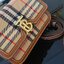 BURBERRY FRAGRANCES CROSSBODY BAG / BURBERRY FRAGRANCES QUITED LAMBSKIN BAG ตัวกระเป๋าเป็นผ้าตัดหนังแท้ Lambskin นิ่มสวยหรูดูดี เปิดปิดด้วยฝาปิดสัญลักษณ์รูปตัวB ภายในโล่งกว้าง ใส่มือถือ กระเป๋าสตางค์ได้