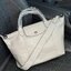 Longchamp Le Pliage Cuir Top handle bag S เรียกว่าเป็นกระเป๋าอีกหนึ่งรุ่นที่ไม่ว่ายังไงก็ฮอตฮิตและติดเทรนด์ตลอดไม่เคยเปลี่ยนกับ ทรง Le Pliage Cuir หนึ่งในตระกูลกระเป๋าสุดไอคอนิกจากแบรนด์