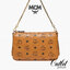 M.C.M MILLIE TOP ZIP CROSSBODY IN VISETOS รุ่นหายากที่สาวๆตามหา เพราะดีไซน์ยูนิค เรียบแต่มีดีเทลความหรู ๆ กระเป๋าสะพายที่มาพร้อมสาย 2 แบบ สายโซ่คล้องไหล่ คล้องแขน และสายหนัง crossbody ให้ปนับใช้ได้ตามใจชอบ วัสดุหนังแคนวาสคุณภาพดี ใช้งานง่ายด้วยซิป ใส่โทรศ