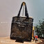 PRADA RAFFIA TOTE BAG สวยไม่ซ้ำใคร สไตล์บีช เหมาะมากกับการสะพายไปเที่ยวทะเล หรือจะใช้ในวันสบายๆก็ตอบโจทย์ กับกระเป๋าสะพายสานใบใหญ่ ตัวกระเป๋าเป็นวัสดุสังเคราห์จากธรรมชาติ