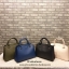 CHARLES & KEITH CLASSIC TOP HANDLE BAG กระเป๋าถือหรือสะพายใบใหญ่ ทรงแข็ง หนัง pu สวย ดีไซน์เรียบหรู ดูดี ด้านหน้าป้ายโลโก้แบบนูน ด้านหลังมีซ่องซิป 1 ช่อง เปิด-ปิดแบบกระดุมแม่เหล็ก ภายในมี 2 ช่องใหญ่ คั่นกลางด้วยช่องซิป มีหมุดรองรองฐานสี่มุม มาพร้อมสายสะพา