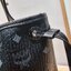 M.C.M SMALL REVERSIBLE LIZ SHOPPER IN VISETOS พร้อมเสิร์ฟความสวยให้ถึงบ้าน กับกระเป๋าทรงโท้ทไซส์ small ขนาดกำลังสวย แถมไม่พอ!! ยังมีใบลูกไปให้อีก สะพายแยกได้เก๋ๆด้วย!! ใครที่มองหากระเป๋าทรงโท้ทจุๆหน่อย ก็ต้องใบนี้เลย ดีไซน์ทรงสวยน่าใช้ โดดเด่นกว่าใคร ไม่ซ