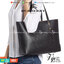 BURBERRY Embossed Crest Leather Tote Bag กระเป๋าสะพายทรงชอปปิ้ง หน้าปั้มโลโก้แบรนด์ งานหนังทั้งใบ ซับในลายออริจินอลแบรนด์หรูมากค่ะ จุของได้เยอะ ใบใหญ่ทรงสวย ภายในโล่งกว้าง สามารถใส่กระเป๋าสตางค์ยาว มือถือ ของใช้ได้เยอะ งานตัวจริงสวยน่าใช้มากค่ะ พร้อมส่งที