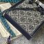 Tory burch t monogram jacquard mini tote ลวดลายT monogram ด้วยโลโก้สุดไอคอนนิคของแบรนด์ โดดเด่นด้วยกราฟฟิคและดีไซน์ ออกมาในหลายรูปแบบหลายคอลเลคชั่น แต่ละคอลเลคชั่นสวยหรูไม่แพ้กัน ทรงมินิโท้ท ขนาดกำลังดี ใช้งานง่าย ก็เป็นอีกหนึ่งรุ่นที่ทันยุคทันสมัยที่สาวๆ