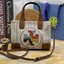 Tory burch ella multi stitch canvas micro tote กระเป๋าใบนี้บอกเลยว่าสไตล์เก๋และแปลกตาเลยทีเดียว กระเป๋าทรงสี่เหลี่ยมขนาดมินิ มีสายเล็กๆ สำหรับสะพายข้าง ลวดลายและสีสันบนกระเป๋ามีเอกลักษณ์ความเป็นวินเทจแบบทอรี่โดยเฉพาะ เป็นอีกหนึ่งแอ็กเซสเซอรี่ที่ทางแบรนด์ร