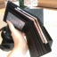 PLAYBOY SHORT WALLET กระเป๋าสตางค์สั้นพับ 2 ตอน รุ่นหายาก Limited Edition จาก Playboy หนังนิ่มอยู่ทรงสวย ด้านหน้าปั๊มโลโก้แบรนด์ ขนาดกำลังดีพกพาสะดวก ภายในมีทั้งช่องใส่รูป ใส่บัตร และ ช่องใส่ธนบัตรแยกสองช่อง เป็นสัดส่วนเหมือนกระเป๋าสตางค์ ใบยาว มาพร้อมกล่