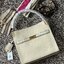 Tory burch lee radziwill pebbled small double bag กระเป๋า Lee Radziwill Double Bag สุดหรู ที่คำนึงถึงการเลเยอร์หนังและหนังกลับอย่างประณีตลงไปในงานดีไซน์ สามารถปรับปากกระเป๋าได้ 3 แบบตามต้องการ พร้อมนำเอาความเป็น American Luxury มาตีความใหม่ผ่านแง่มุมของคว