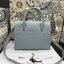 หนังแท้ DIOR Medium ST Honore Tote Collection Fall/Winter 2020-2021 มาในรูปแบบกระเป๋าทรงสี่เหลี่ยมที่ได้มาตรฐาน ทำจากหนังลูกวัว (Calfskin) ลายเกรน ซึ่งสื่อถึงความหรูหราได้อย่างลงตัว ตัวด้ามจับ มีการเย็บเข้าด้านในของกระเป๋าเพื่อเพิ่มความแข็งแรงทนทาน ด้านหน