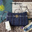 Tory burch Kira logo-plaque crossbody bag กระเป๋า Kira ของ Tory Burch เป็นส่วนหนึ่งของคอลเล็กชั่นที่โดดเด่น และมีหลายรุ่นด้วยกัน โดยมีป้ายโลโก้ Double T ของแบรนด์อยู่ตรงกลาง มีความเรียบง่ายแต่ยังคงความหรูหราโดดเด่นด้วยวัสดุบุผิว ป้ายโลโก้สีทอง สายสะพายโซ่