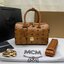 M.C.M ESSENTIAL BOSTON BAG IN VISETOS Small 23 Handbag มาพร้อมสายสปอร์ต กระเป๋าถือ/สะพายข้าง ทรงหมอน สวยโดดเด่น ทรงสวยยอดนิยม มาพร้อมพวงหนังห้อย และสายรัดเก็บหูจับ วัสดุหนังแคนวาสคุณภาพดี เปิด-ปิดด้วยซิป ภายในโล่งกว้าง ใส่ของได้เยอะ กระเป๋าสตางค์ โทรศัพท์