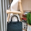 Guess Elliana Quilted-Look Handbag กระเป๋าสะพายรุ่นใหม่ล่าสุดจาก Guess factory วัสดุหนังนิ่มเรียบเดินเส้นลายตารางสวยดูดี ขนาดกำลังดี น้ำหนักเบา ด้านหน้าประดับโลโก้แบรนด์สวยโดดเด่น มีช่องใส่ของหลายช่อง เปิดปิดด้วยกระดุมแม่เหล็กและช่องซิป ภายในโล่งกว้างมีช่