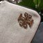 TORY BURCH MCGRAW CANVAS WEDGE กระเป๋าสะพายไหล่ ทรงสวยไม่ซ้ำ ไม่เกร่อ!! สะดวกใช้งาน ดีไซน์เรียบแต่แฝงความหรู และคลาสสิคในตัว วัสดุผ้าแคนวาสตัดสลับหนังแท้ สวยคม เปิด-ปิดด้วยซิป ภายในเป็นช่องโล่ง มีช่องย่อยเก็บบัตร มาพร้อมสายสะพายในตัว ปรับได้อีกเล็กน้อย ไอ