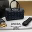 M.C.M ESSENTIAL BOSTON BAG IN VISETOS Small 23 Handbag มาพร้อมสายสปอร์ต กระเป๋าถือ/สะพายข้าง ทรงหมอน สวยโดดเด่น ทรงสวยยอดนิยม มาพร้อมพวงหนังห้อย และสายรัดเก็บหูจับ วัสดุหนังแคนวาสคุณภาพดี เปิด-ปิดด้วยซิป ภายในโล่งกว้าง ใส่ของได้เยอะ กระเป๋าสตางค์ โทรศัพท์