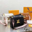 LOUIS VUITTON Twist Shoulder Bag MM / LV Twist MM ที่สุดของความสวยคลาสสิคย้อนยุค กระเป๋าสะพายที่มีลูกเล่น เพิ่มดีเทลให้น่าใช้งาน ด้วยสายสะพายแบบสปอร์ต ที่ปรับเปลี่ยนใช้ได้หลากหลาย วัสดุหนัง epi สวยคม ทนทาน ลวดลายเส้นไม้ แบบไม่มีใครซ้ำ เลิศๆไปอีกกับโลโก้สี