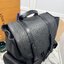 LV Christopher MM Backpack กระเป๋าเป้สะพายหลังขนาดกลาง สีดำเต็มใบสวยคลาสสิก ปั้มลายโมโนแกรม ตอบโจทย์การใช้งานด้วยช่องกระเป๋าด้านข้าง 2 ช่อง ดีไซน์กระดุมกดและสายรูดเพิ่มความปลอดภัยในการพกพาสิ่งของด้านใน