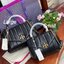 OUTLET 】Tory Burch Kira Top Handle Satchel มี2ขนาด Small/Medium กระเป๋าทรงใหม่ล่าสุดจากรุ่นคิร่า (Kira) มาในเทคนิคตัดเย็บควิลท์แนวขนาน ใช้วัสดุหนังเงานุ่ม สะท้อนแรงบันดาลใจแบบนิวยอร์กจากเบาะหนังในรถคลาสสิค Hardwareสีทองสวยหรู และจุดเด่นอีกรุ่นคิร่าคือความ
