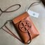 TORY BURCH MILLER METAL PHONE CROSSBODY อีกหนึ่งกระเป๋าใส่มือถือรุ่นฮิตที่เชื่อว่าหลาย ๆ คนต้องเคยเห็นผ่าน ๆ ตามาอย่างแน่นอน กับแบรนด์ Tory Burch ดีไซน์กระเป๋าทรงฝาพับแม่เหล็กใช้งานง่าย มาพร้อมดีเทล Logo สีเดียวกับเฉดสีของกระเป๋า แต่ยังมีความน่ารักด้วยทรง