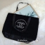New Arrival !! CHANEL TOTE BAG กระเป๋าทรง SHOPPING BAG ใบใหญ่ ขนนิ้มนิ่ม จากงานพรีเมี่ยมกิ้ฟ ของแถมจากน้ำหอม จากแบรนด์ CHANEL เนื้อกระเป๋าทำจากขนเทียม ผิวสัมผัสฟูนิ่ม ตกแต่งด้วยผ้าไนลอนด้านท้ายวางได้กันน้ำ!! ปักโลโก้แบรนด์ ด้านในเปิดปิดด้วยกระดุม บุผ้าซับ