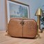 TORY BURCH MCGRAW CAMERA BAG ใหม่จากคอลเลคชั่นสุดคลาสสิค กับกระเป๋าสะพายข้าง ทรงกล่องไซส์กะทัดรัด น้ำหนักเบา ใช้งานง่ายด้วยซิปรูดเปิดปิด แมทช์ได้กับทุกสไตล์การแต่งตัว