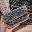 GOYARD BOHEME HOBO BAG / GOYARD HOBO กระเป๋าสะพายทรงโฮโบ ใบใหญ่จุใจ!! มาครบสีขายดี เลิศทุกสี รูปทรงคลาสสิค ดีไซน์เป็นเอกลักษณ์ วัสดุหนังแคนวาสพิมพ์ลายสวยคม ปากกระเป๋ามีซิปเปิด-ปิดกันของหล่นได้ ภายในโล่งกว้างมาก มาพร้อมสายคล้องในตัว ทนทาน สะพายสวยๆได้ทุกวั