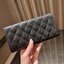 VIP 】กระเป๋าสตางค์ใบยาวรุ่นฝาพับที่ถามหากันมากที่สุด!! สวยรับทรัพย์จาก Chanel วัสดุหนังลายคาร์เวีย ลุคผู้ดีที่สุด เปิด-ปิดด้วยกระดุมแม่เหล็ก ภายในกระเป๋ามีช่องใส่บัตรได้เยอะ ใส่ธนบัตร ใส่เหรียญได้ มีช่องซิปแยกอีกหนึ่งช่อง ดีไซน์เรียบหรูดูคลาสสิค!! สาวๆห้า