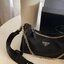 พรีเมี่ยมกิ๊ฟแท้ 100% 】PRADA Re-Edition 2005 nylon shoulder bag [black]