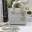 หนังแท้ DIOR LADY BAG 17cm ไซส์เล็กขนาดกำลังน่ารักเลยค่ะ งานออริหนังแท้ทั้งใบปั้มลายรุ่นใหม่ล่าสุด ความสง่างามอีกหนึ่งรุ่นของ Dior รูปทรงสีเหลียม ขนาดกระทัดรัด ตั้งอยู่ทรง ฐานกระเป๋าแข็งแรง มีหมุดรองฐาน ดีไซน์ที่มีเอกลักษณ์เฉพาะตัว ด้านหน้าตกแต่งด้วยตัวอั